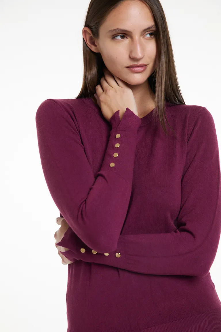 Sweater de escote redondo con botones metálicos en los puños y mangas largas de Justaosadia en Buzos y Sweaters para argentina