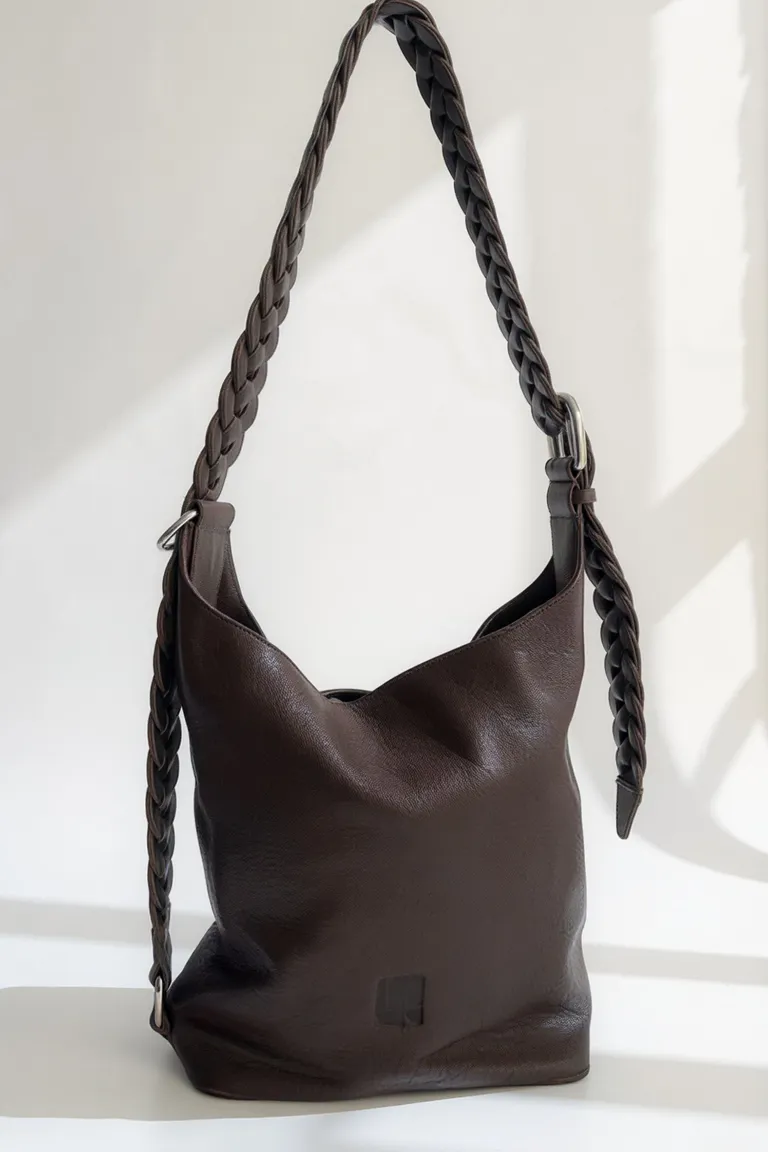 Exclusivo bolso tote de cuero marrón con correa trenzada de Maria Cher en Bolsos y Carteras para argentina