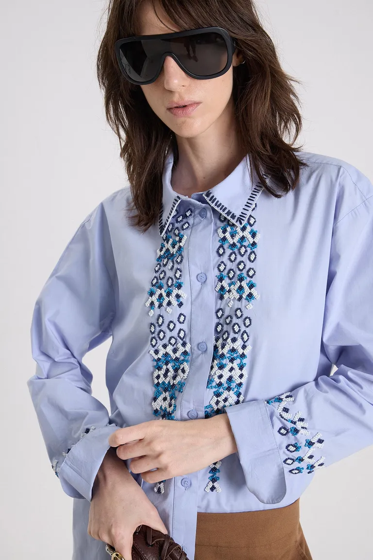 Camisa de manga larga con cuello clásico y detalles bordados en el frente y puños de Maria Cher en Camisas para argentina