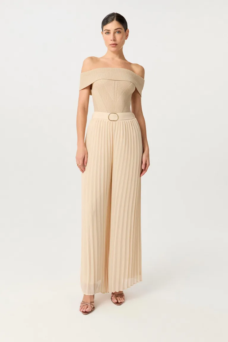 Pantalón de gasa plisado con detalle de hebilla metálica en la cintura - Prenda de moda elegante para eventos de Markova en Pantalones para argentina