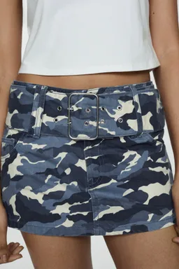Minifalda camuflada con cinturón de Mango en Shorts para argentina