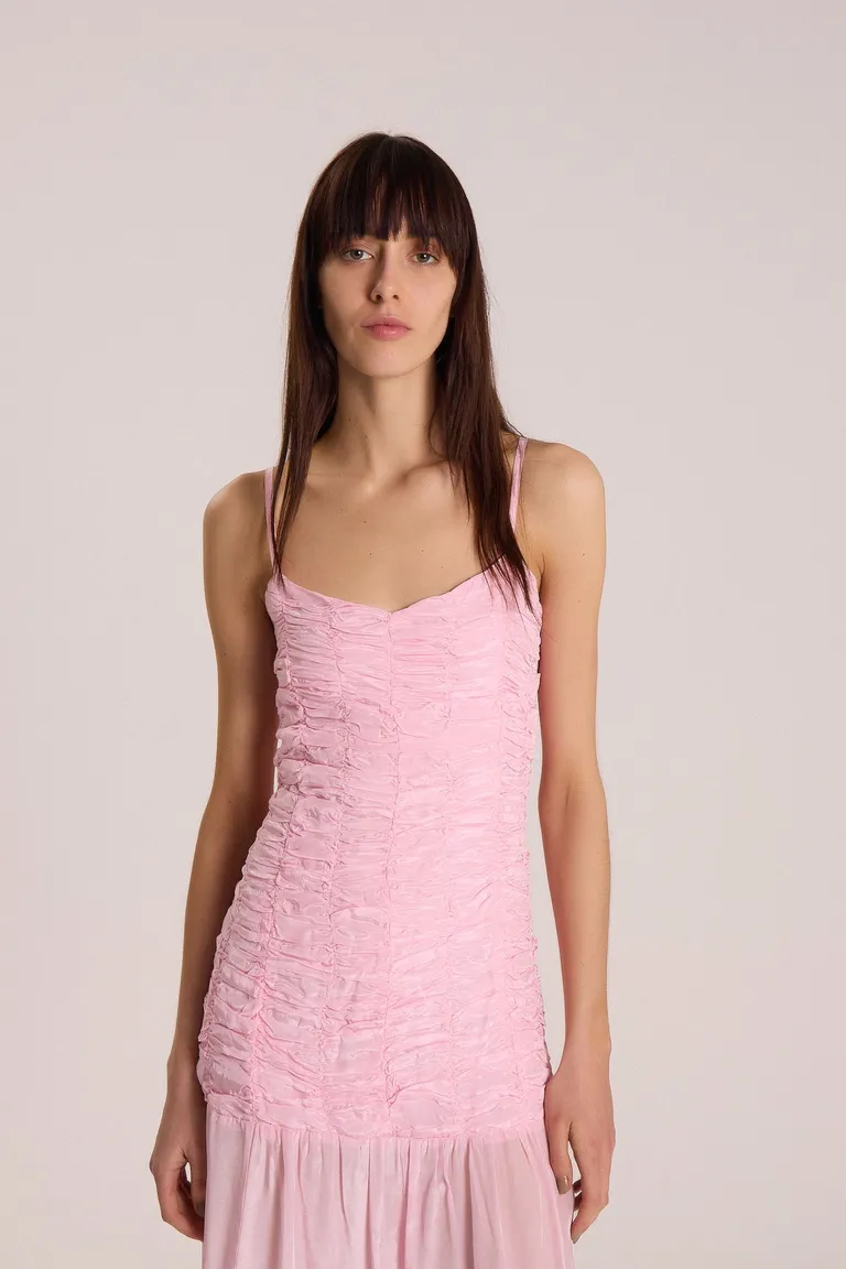 Vestido rosa de crepe y viscosa con detalles fruncidos y ajuste ceñido de Maria Cher en Vestidos para argentina