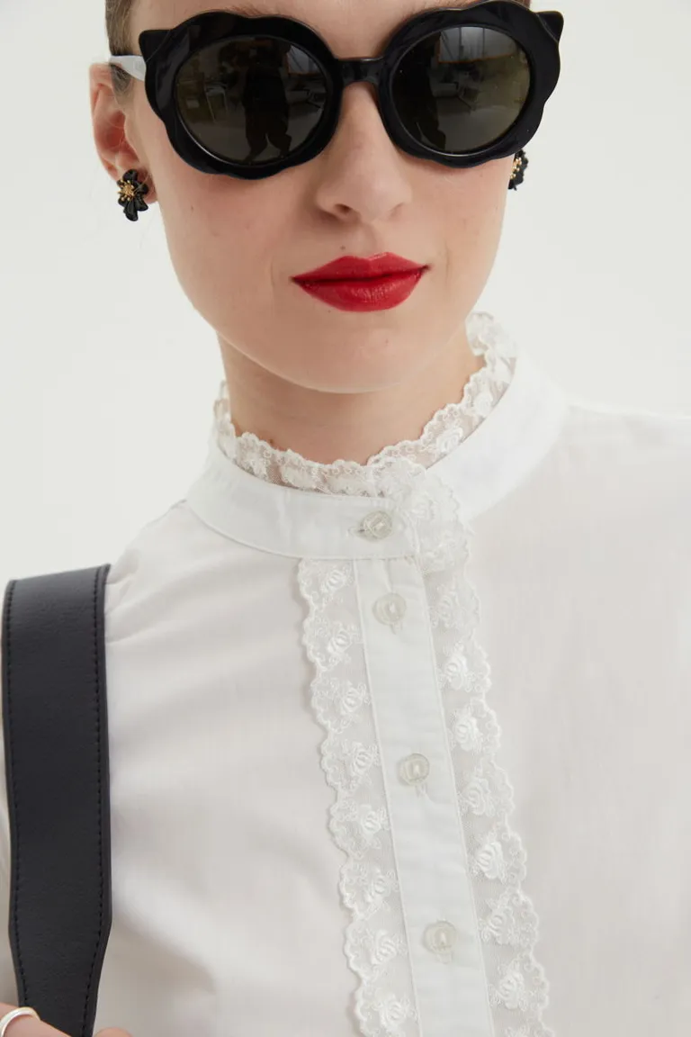 Camisa de mujer con cuello mao y detalles de encaje en botones y puños de Las Pepas en Camisas para argentina