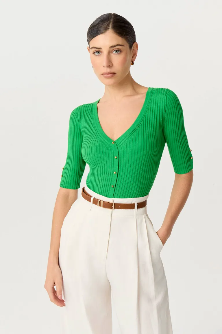 Remera tejida verde de corte anatómico con escote en V y botones centrales de Markova en Remeras para argentina