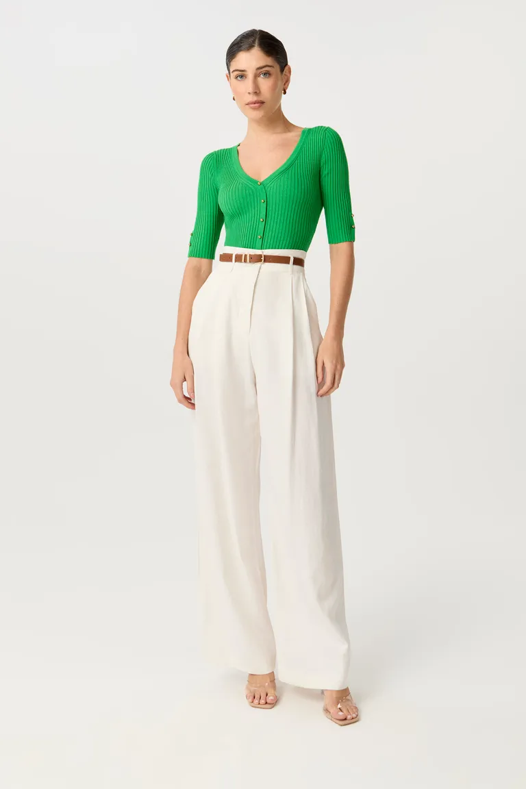 Remera tejida verde de corte anatómico con escote en V y botones centrales de Markova en Remeras para argentina