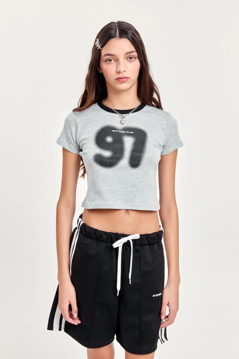 Remera de algodón con estampado gráfico difuminado, diseño elegante y versátil de 47 Street en Remeras para argentina