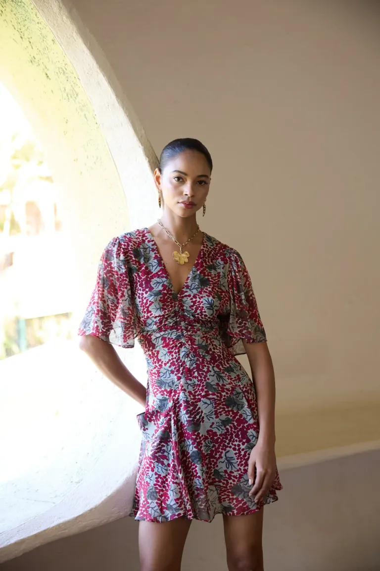 Vestido estampado corto con escote en V y detalles de frunces de Rapsodia en Vestidos para argentina