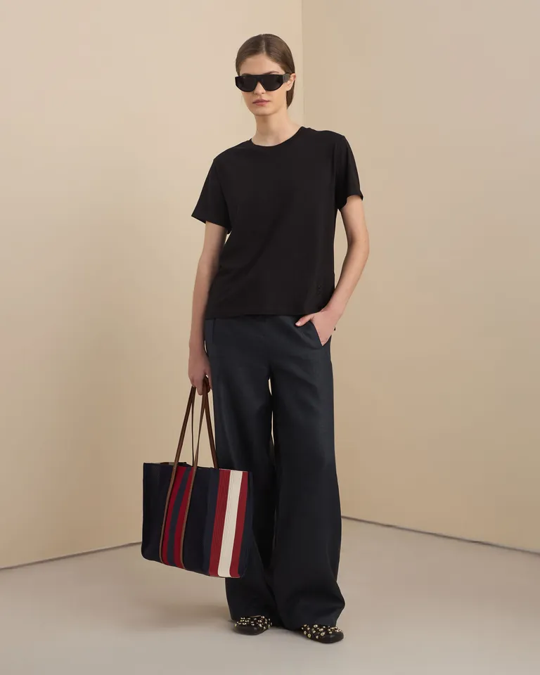 Remera negra de corte regular en algodón pima con detalles mínimos de Prüne en Remeras para argentina