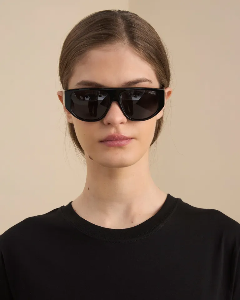 Remera negra de corte regular en algodón pima con detalles mínimos de Prüne en Remeras para argentina