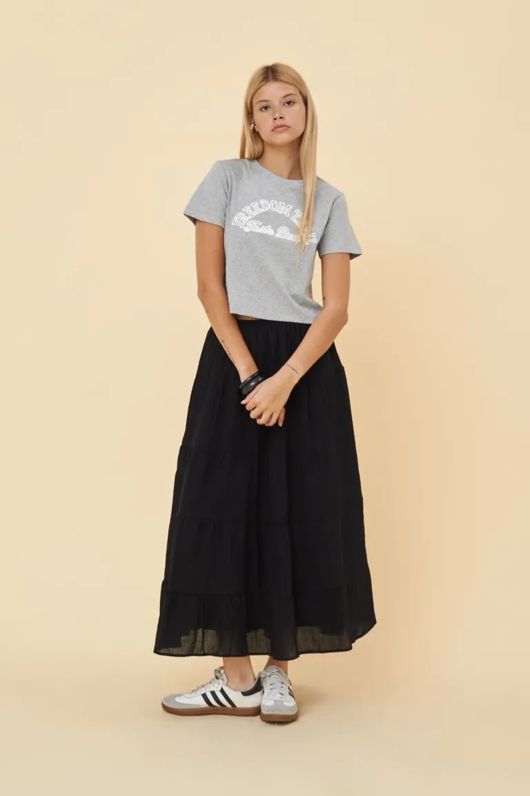 Pollera amaris d: Falda negra de corte elegante y diseño versátil para mujeres de estilo de Apricot en Faldas para argentina