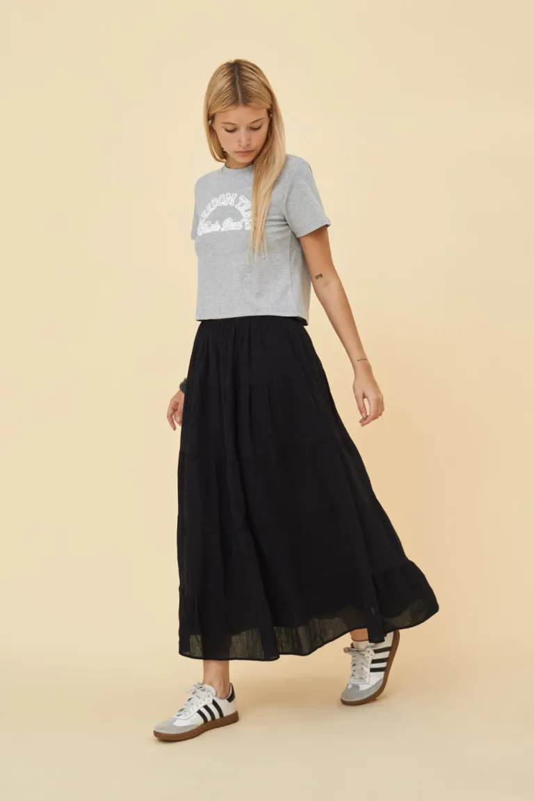 Pollera amaris d: Falda negra de corte elegante y diseño versátil para mujeres de estilo de Apricot en Faldas para argentina