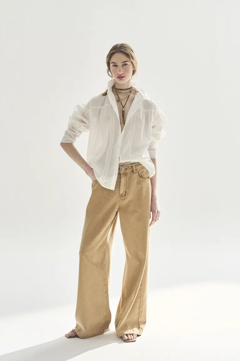 Camisa blanca de corte clásico, diseño versátil y elegante para el día a día de Akiabara en Camisas para argentina