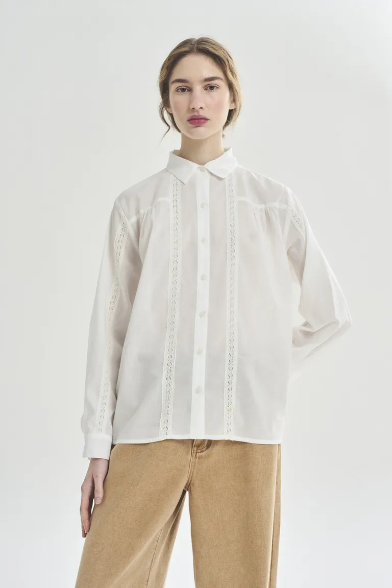 Camisa blanca de corte clásico, diseño versátil y elegante para el día a día de Akiabara en Camisas para argentina