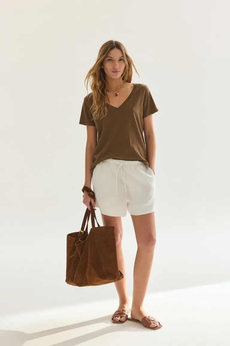 Remera de cuello en V en color marrón, ideal para diferentes estilos y ocasiones de Akiabara en Remeras para argentina