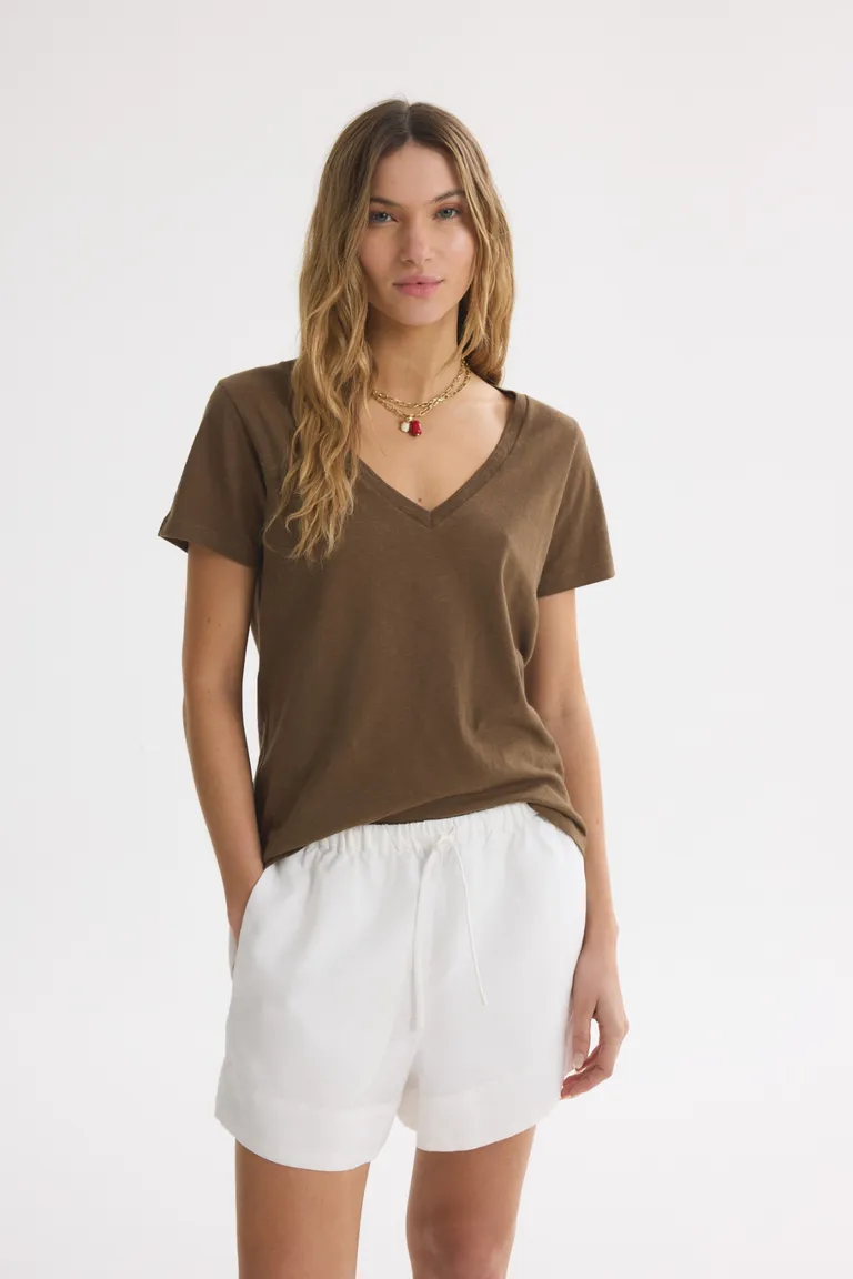 Remera de cuello en V en color marrón, ideal para diferentes estilos y ocasiones de Akiabara en Remeras para argentina