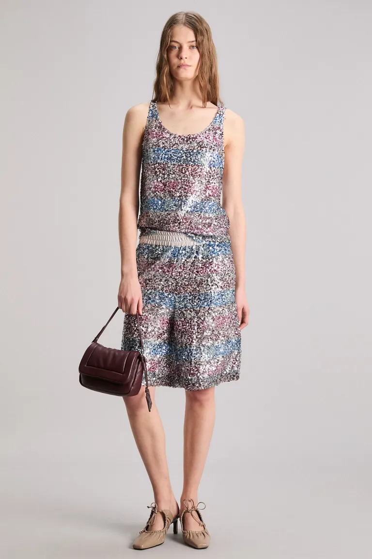 Conjunto de Top y Bermuda de Satén Plateado con Estampado de Lentejuelas de Kosiuko en Shorts para argentina