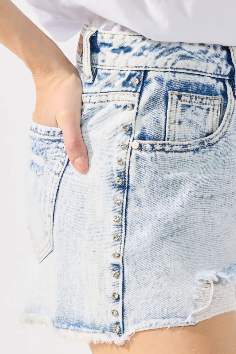 Corto de tiro medio en azul ácido con aplicaciones de strass en los laterales de Cuesta Blanca en Shorts para argentina