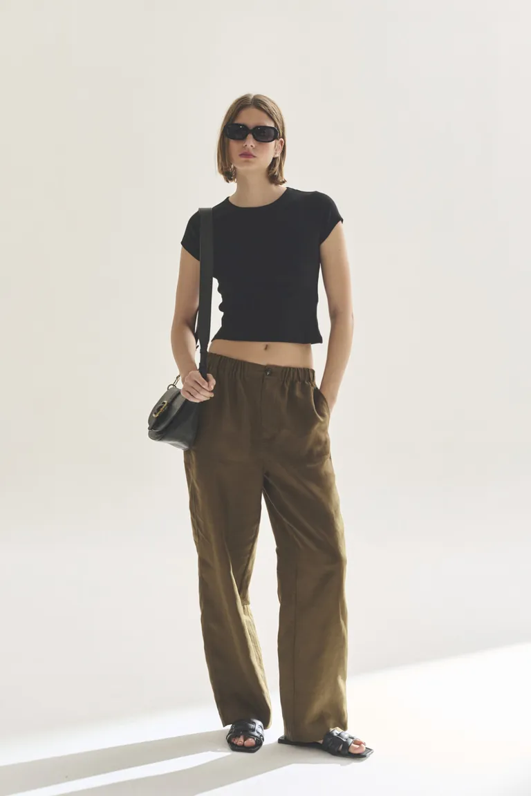 Remera de mangas cortas negra, prenda básica y elegante para el armario femenino de Akiabara en Remeras para argentina