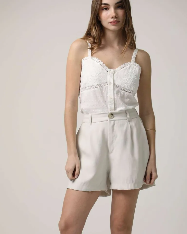 Corto sastrero femenino con bolsillo y pinza en tejido suave y ligero de Hesed en Shorts para argentina