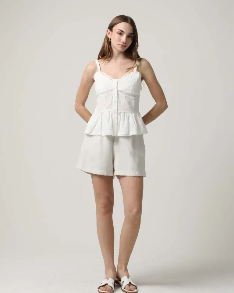 Corto sastrero femenino con bolsillo y pinza en tejido suave y ligero de Hesed en Shorts para argentina