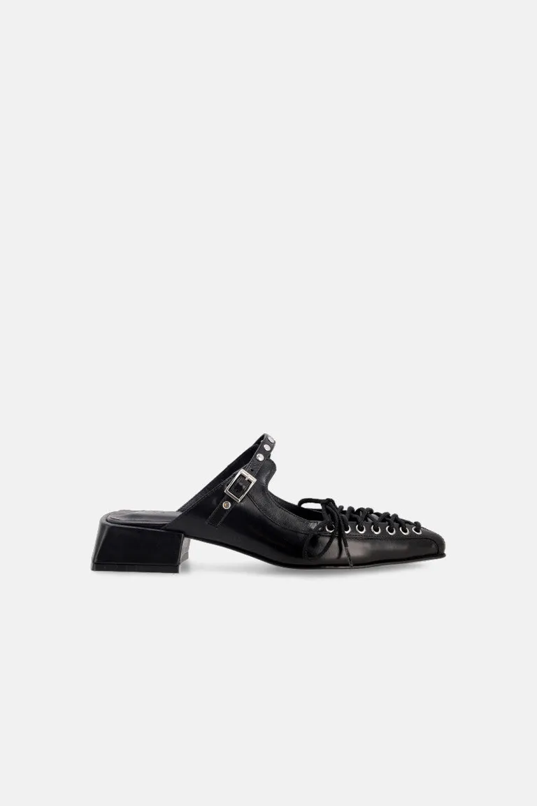 Zuecos de cuero negro con detalles metálicos de Justaosadia en Zuecos Planos para argentina