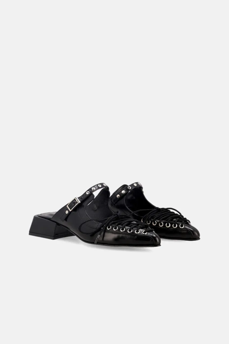 Zuecos de cuero negro con detalles metálicos de Justaosadia en Zuecos Planos para argentina