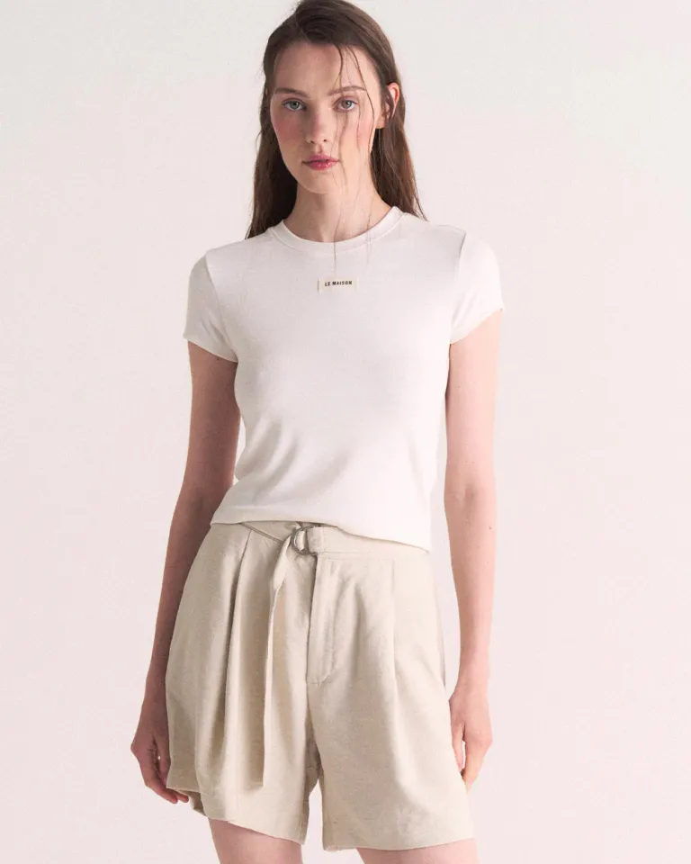 Remera básica blanca con etiqueta Le Maison - Prenda cómoda y elegante para el día a día de Sky en Remeras para argentina