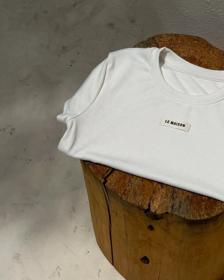 Remera básica blanca con etiqueta Le Maison - Prenda cómoda y elegante para el día a día de Sky en Remeras para argentina
