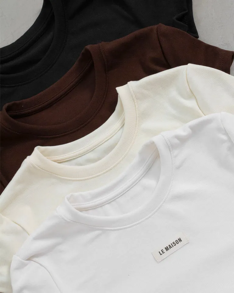 Remera básica blanca con etiqueta Le Maison - Prenda cómoda y elegante para el día a día de Sky en Remeras para argentina