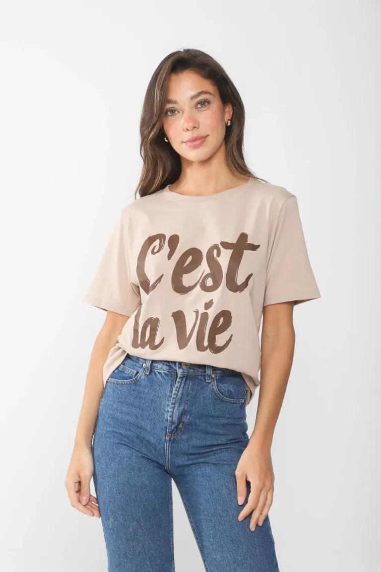 Remera de mujer con estampado en beige y texto 'C'est la vie' de Belle en Remeras para argentina