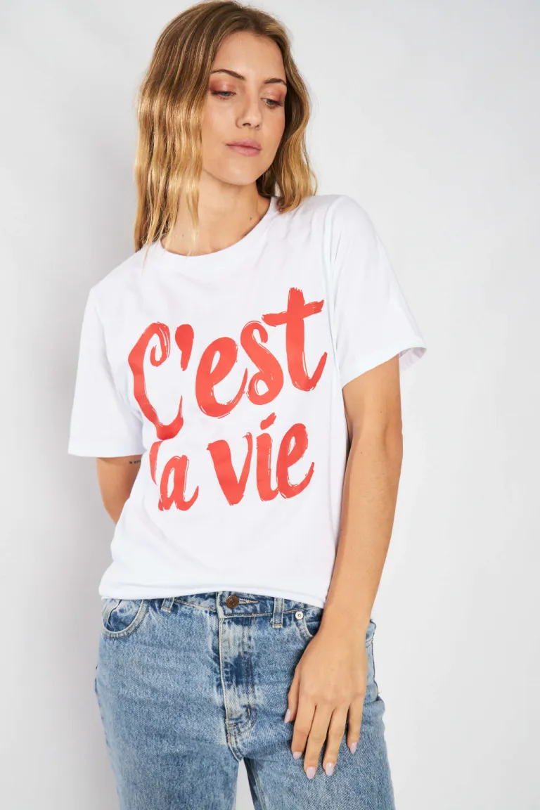 Remera de mujer con estampado en beige y texto 'C'est la vie' de Belle en Remeras para argentina