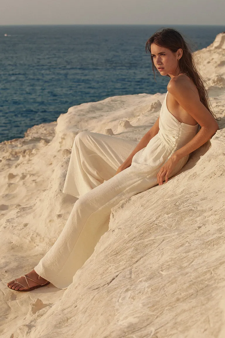 Mono largo de un solo hombro con fruncidos y detalles brillantes de Cuesta Blanca en Monos para argentina