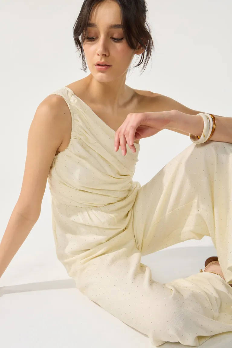 Mono largo de un solo hombro con fruncidos y detalles brillantes de Cuesta Blanca en Monos para argentina