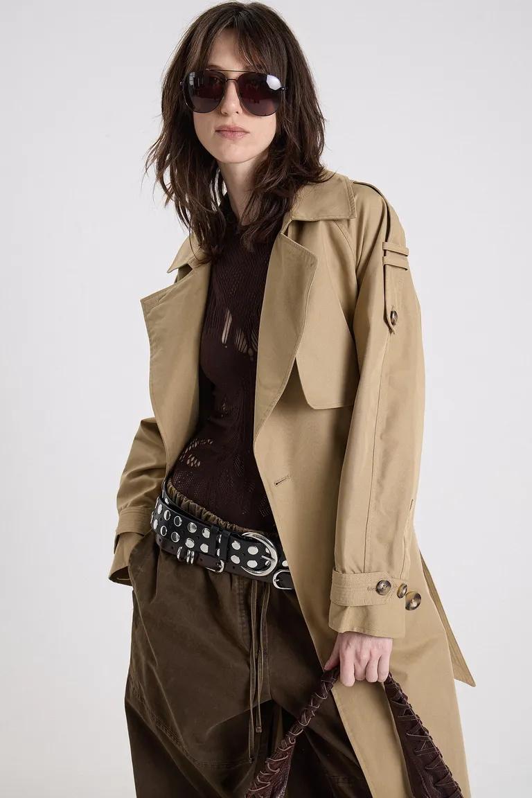 Trench clásico de mujer con lazo en cintura, solapas estructuradas y detalles de presillas ajustables en puños de Maria Cher en Tapados para argentina