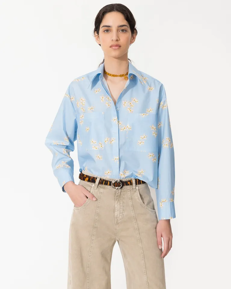 Camisa de estilo garden en acabado paper touch, ideal para lucir un look moderno y femenino de Jazmin Chebar en Camisas para argentina