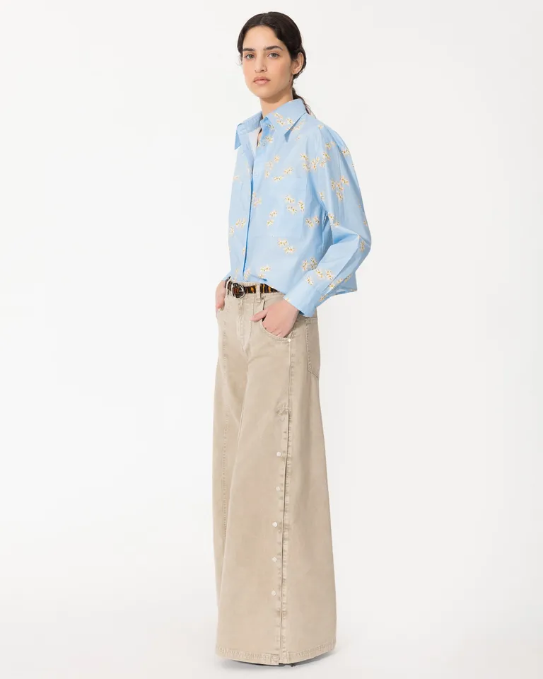 Camisa de estilo garden en acabado paper touch, ideal para lucir un look moderno y femenino de Jazmin Chebar en Camisas para argentina