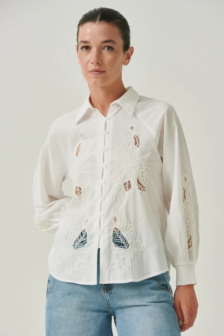 Camisa blanca de diseño bordado floral y calado para un estilo romántico y artesanal de Sweet en Camisas para argentina