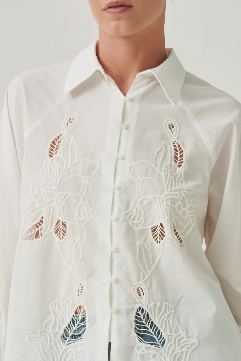 Camisa blanca de diseño bordado floral y calado para un estilo romántico y artesanal de Sweet en Camisas para argentina