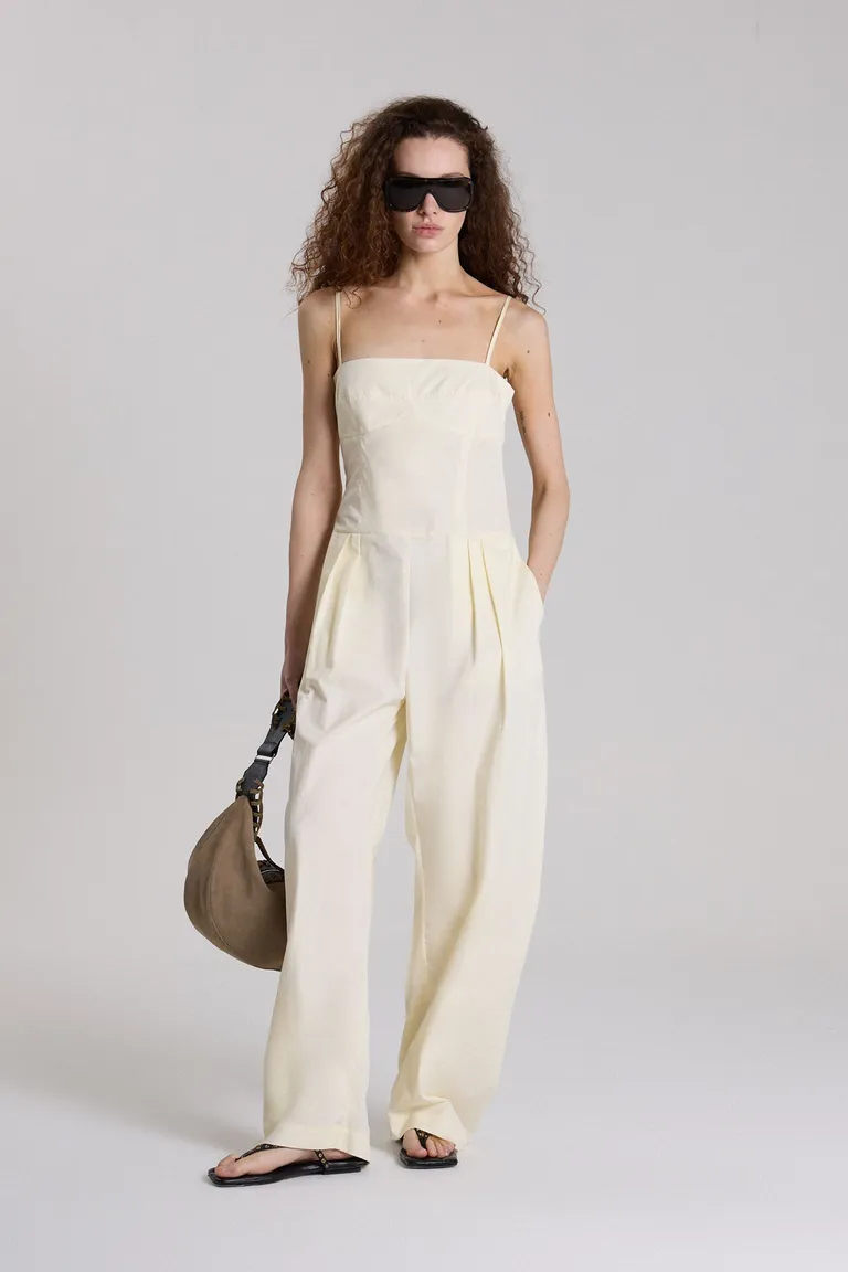 Mono de gabardina ligera con detalles en corte y pinzas para un estilo sofisticado de Maria Cher en Monos para argentina