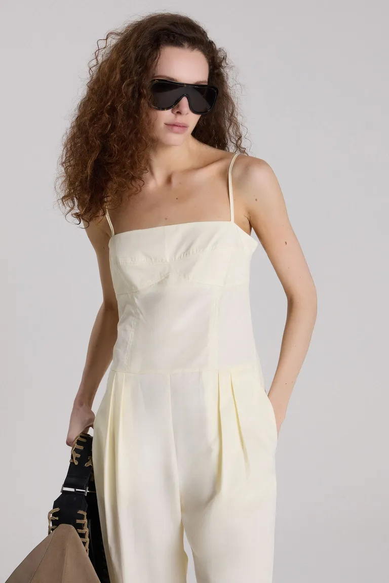 Mono de gabardina ligera con detalles en corte y pinzas para un estilo sofisticado de Maria Cher en Monos para argentina