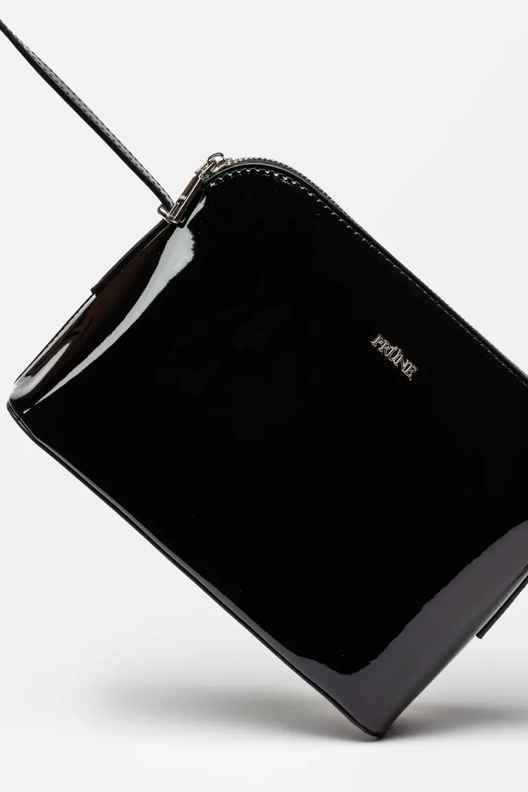 Bandolera de estilo clásico en efecto cuero charol, un accesorio elegante y versátil de Prüne en Bolsos y Carteras para argentina