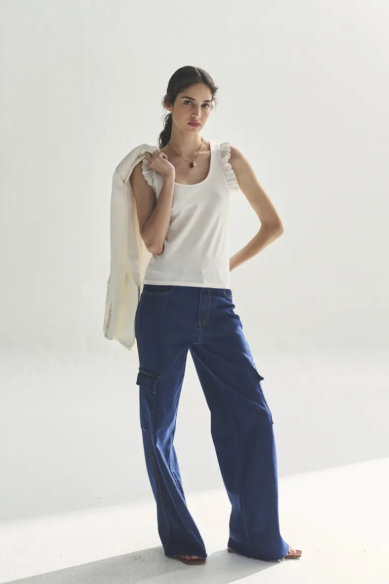 Pantalones cargo de tela azul marino, con bolsillos en los laterales y pernera recta de Akiabara en Pantalones para argentina