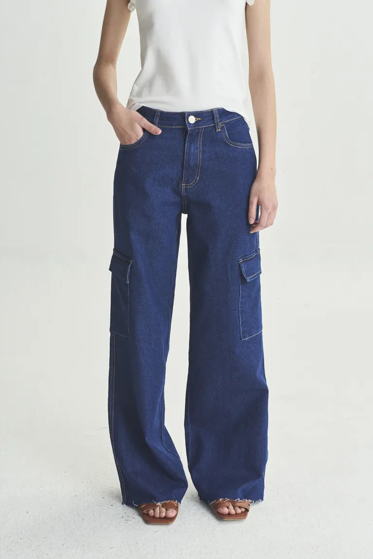 Pantalones cargo de tela azul marino, con bolsillos en los laterales y pernera recta de Akiabara en Pantalones para argentina