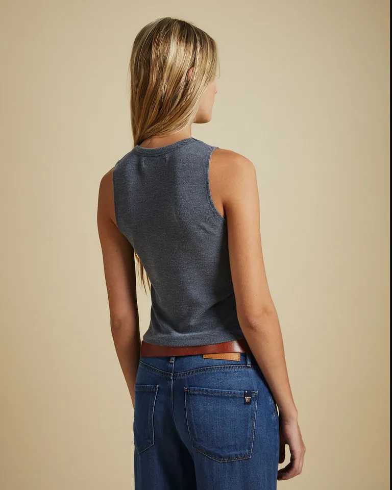 Musculosa de tejido ribb con calce al cuerpo y detalle bordado de Wanama en Tops para argentina