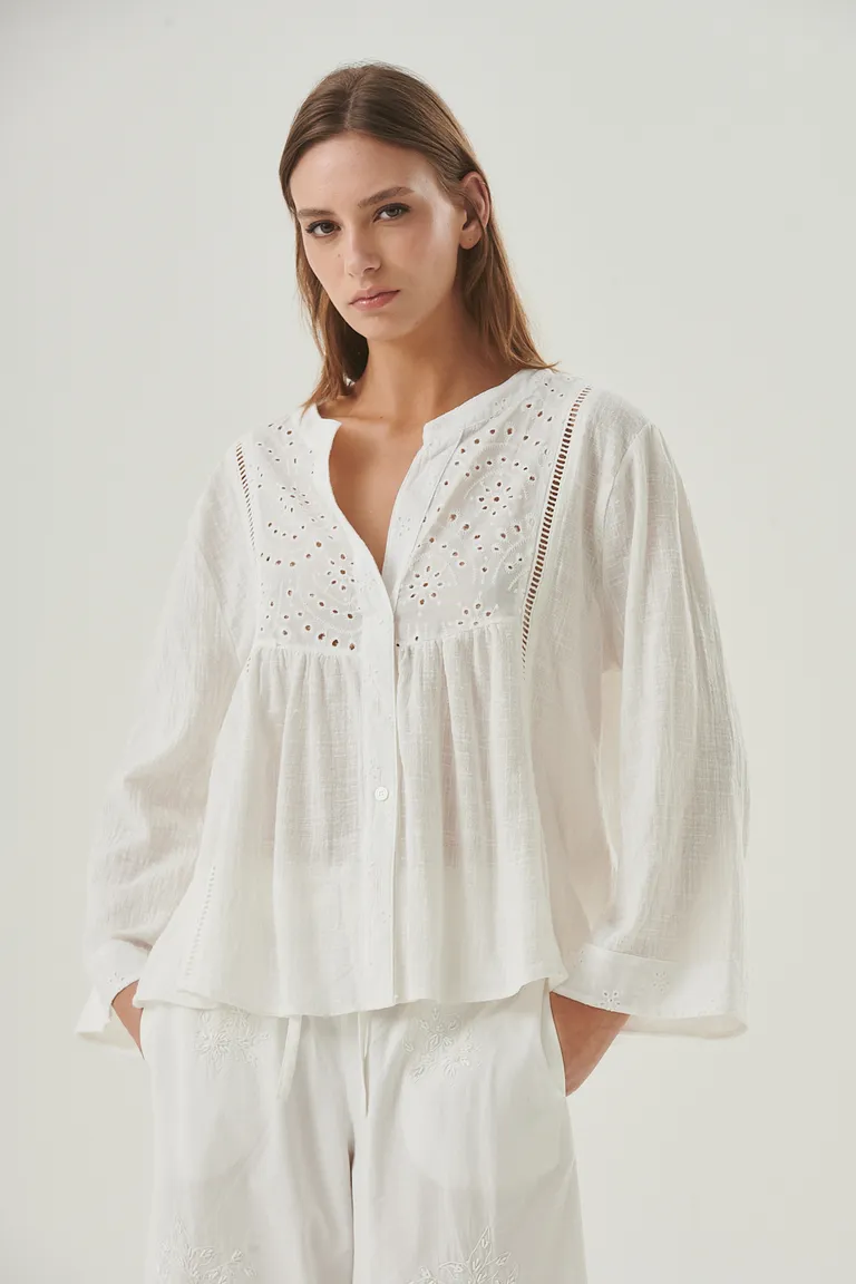 Blusa de algodón con detalles bordados, calce amplio y estilo femenino de Sweet en Blusas para argentina