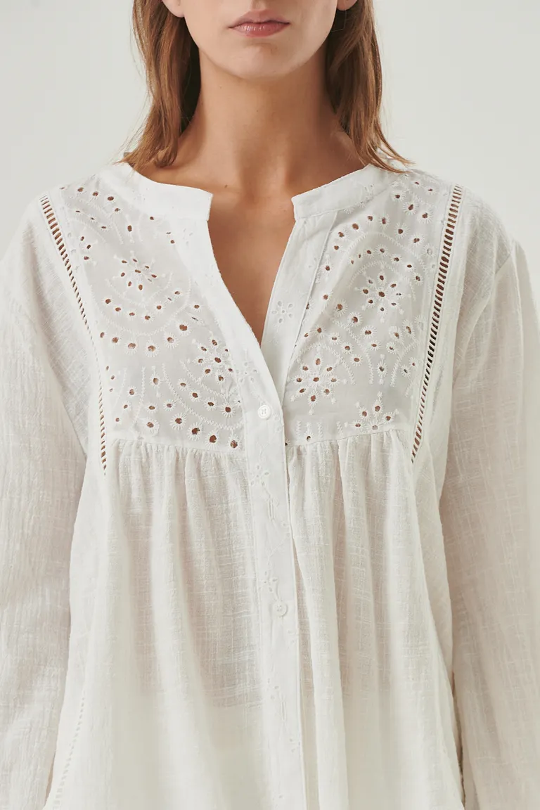 Blusa de algodón con detalles bordados, calce amplio y estilo femenino de Sweet en Blusas para argentina