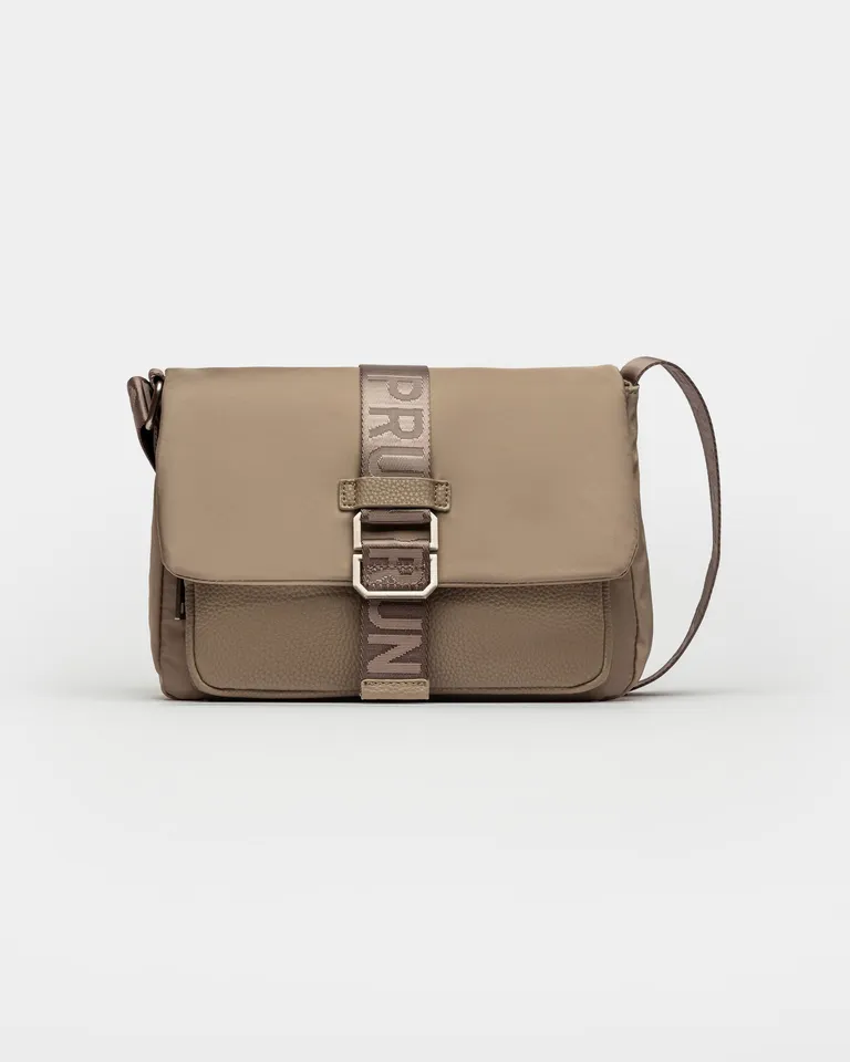 Elegante bandolera de nylon y efecto cuero graneado con detalles versátiles de Prüne en Bolsos y Carteras para argentina