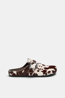 Zuecos piel vaca de Pull&Bear en Zuecos Planos para argentina