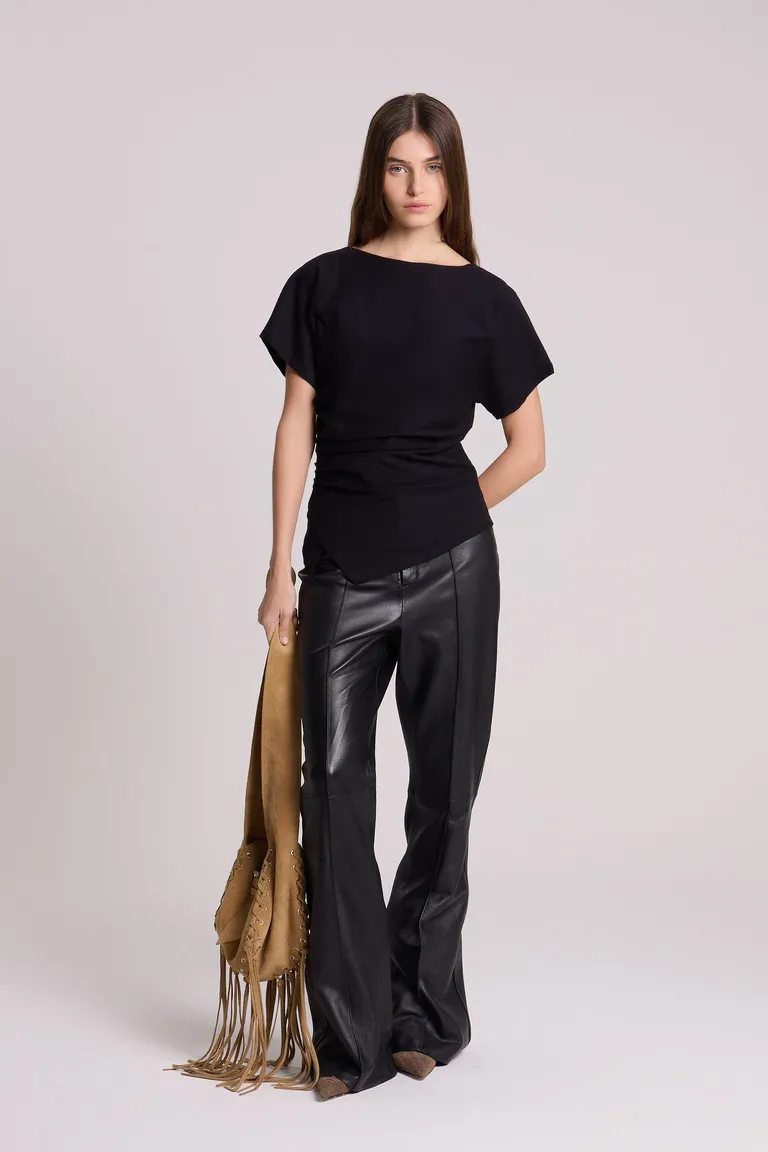 Remera de manga corta negra con detalles asimétricos y fit slim de Maria Cher en Remeras para argentina