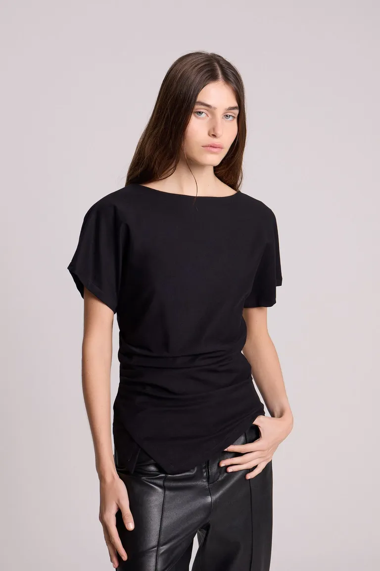 Remera de manga corta negra con detalles asimétricos y fit slim de Maria Cher en Remeras para argentina